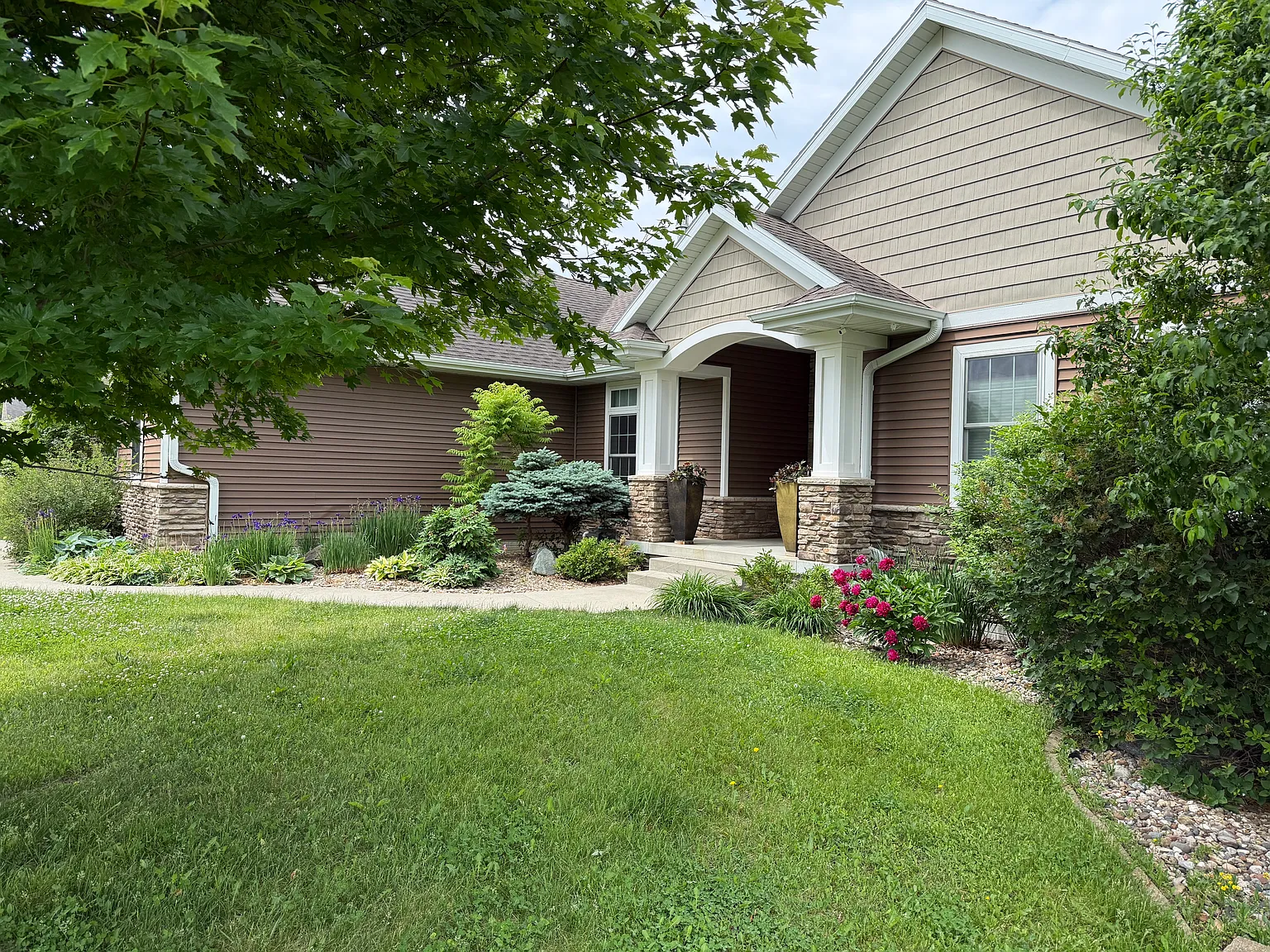 5 bed, 3.5 bath, 3587 sqft, $3,500 — Photo 2