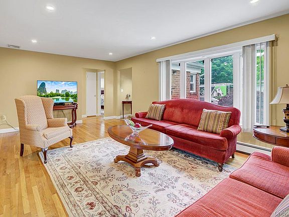 5th image of 1662 Sherbourne Road