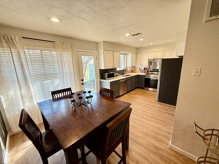 508 Algerita Dr #A — Photo 11