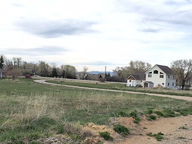 1st image of 105 W Lake Cir
