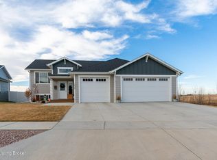 1835 Yellowstone Cir, Dickinson, ND 58601