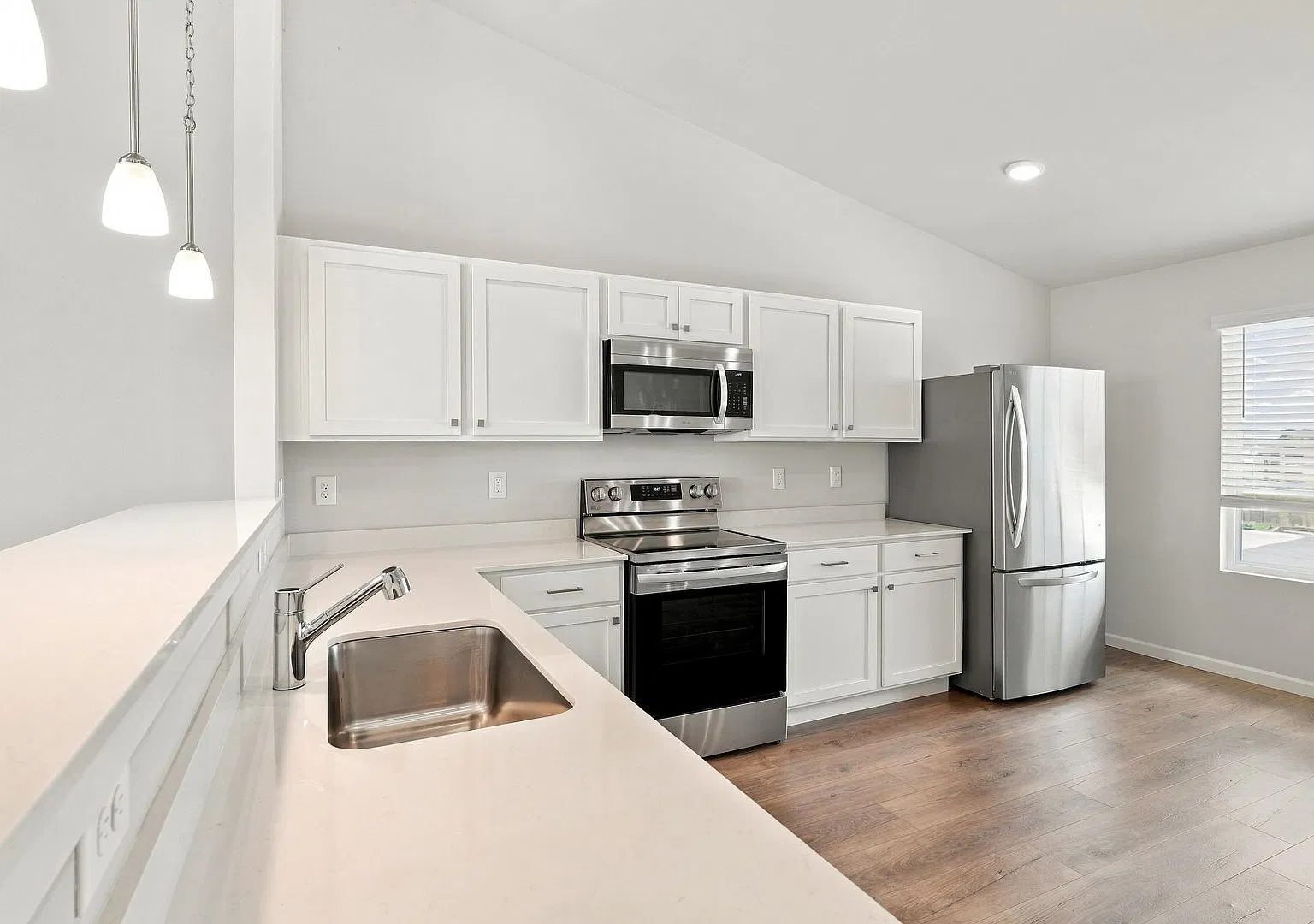 1 Month FREE Rent! Applied to Your First Full Month. Terms & Conditions Apply. — Photo 1