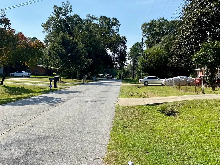 527 Englewood Dr — Photo 4