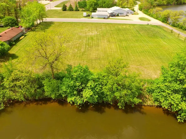 106 Breezy Dr, Thief River Falls, MN 56701