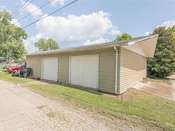 822 S 3rd St, De Soto, MO 63020
