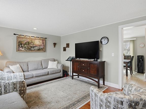 4th image of 270 Sunderland Rd APT 2
