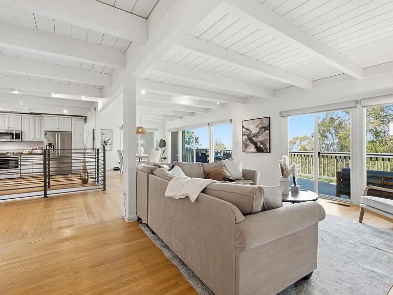 2323 Mastlands Dr — Photo 5