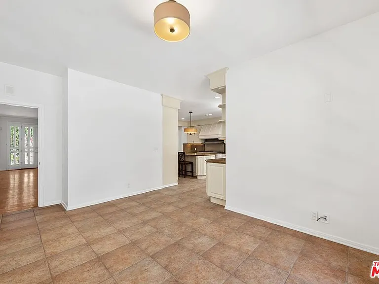517 N Elm Dr — Photo 17
