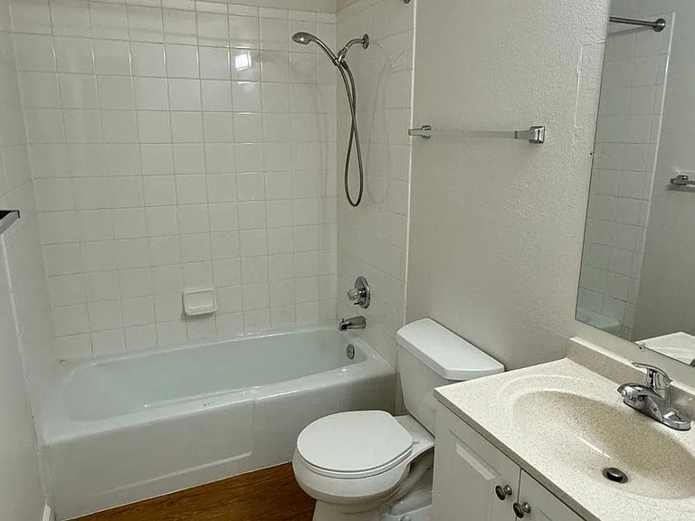 Cottonwood Creek Apartments — Photo 14