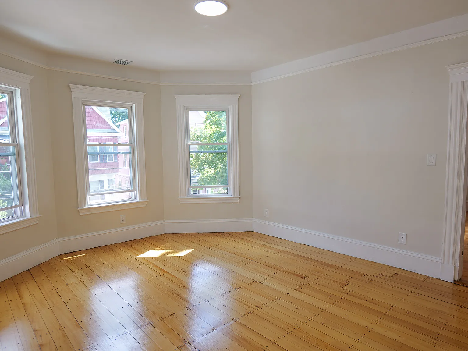 5 bed, 1800 sqft, $950 — Photo 3