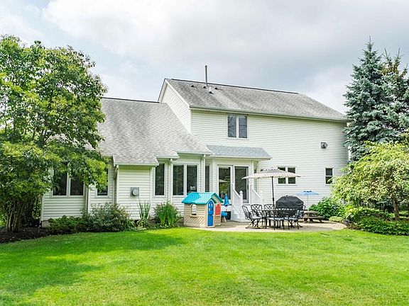 4th image of 17 Stone Hedge Dr