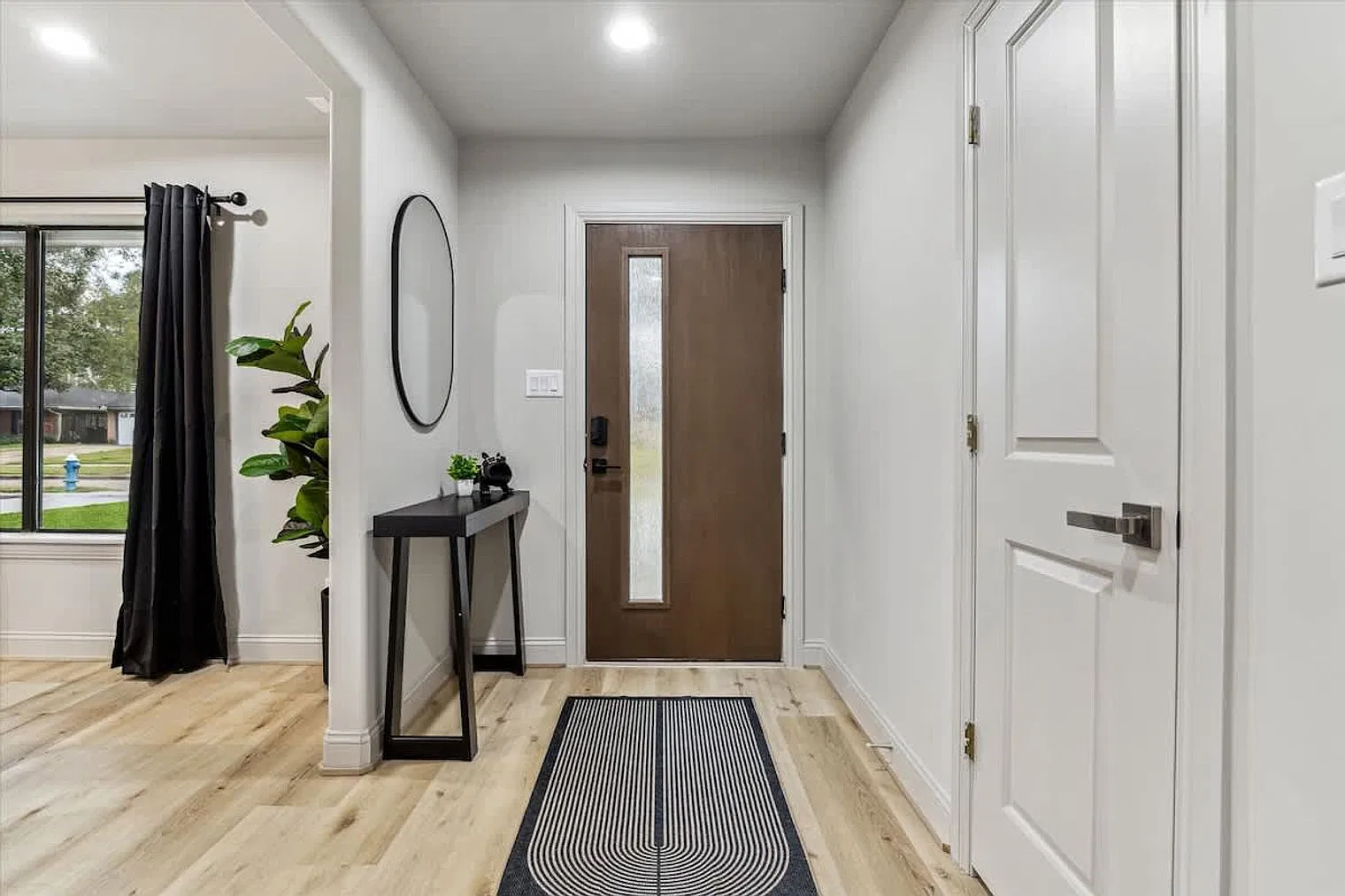 4 bed, 2.0 bath, 1883 sqft, $5,350 — Photo 4