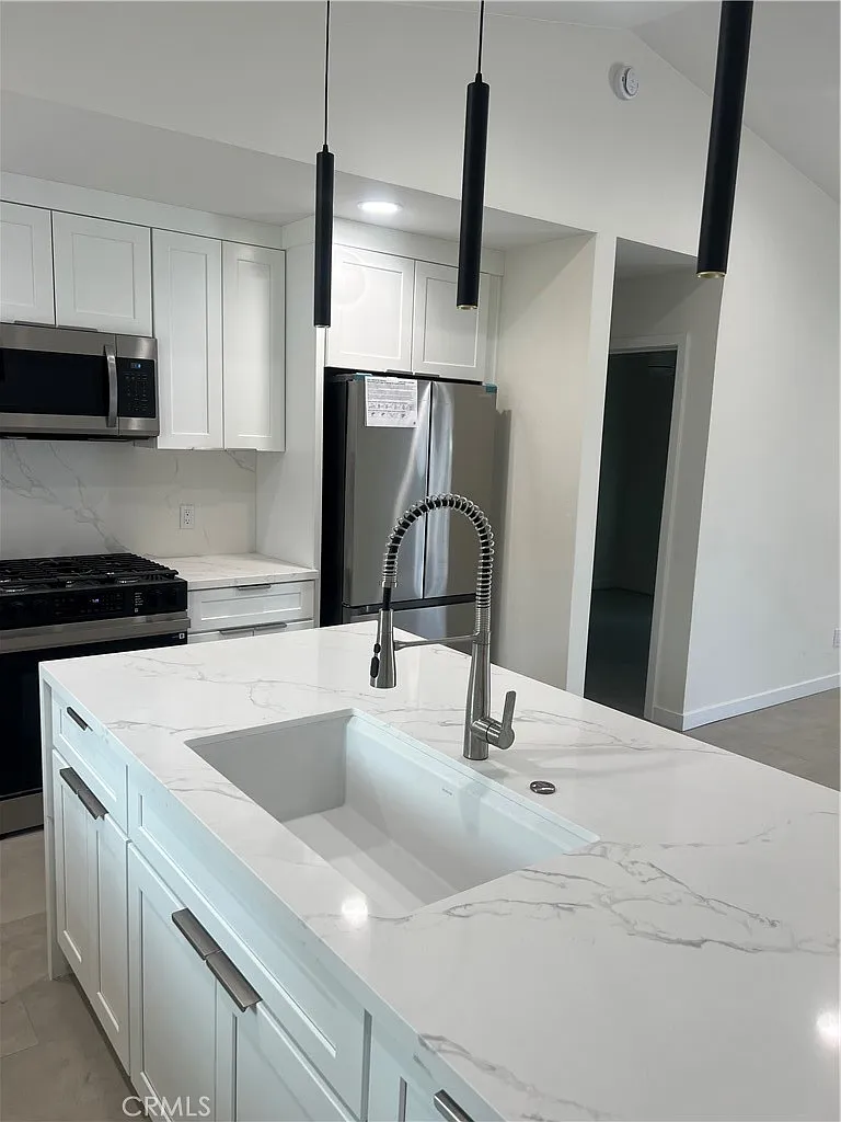 7 bed, 2461 sqft, $5,450 — Photo 2