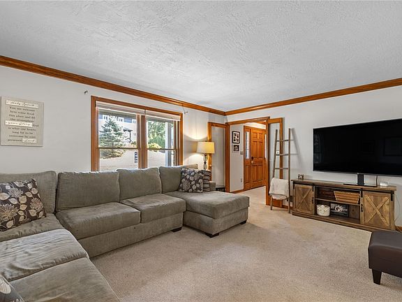 5th image of 329 Cloverdale Dr