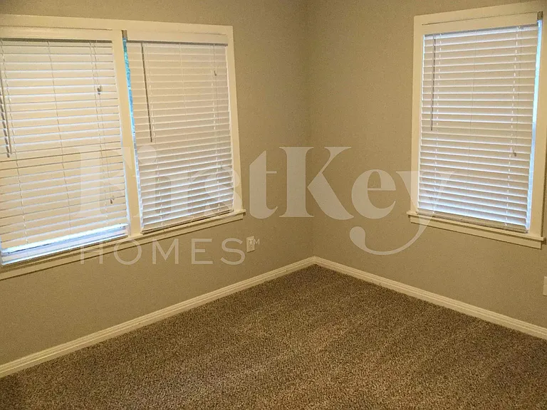 1108 W Camp Cir — Photo 7