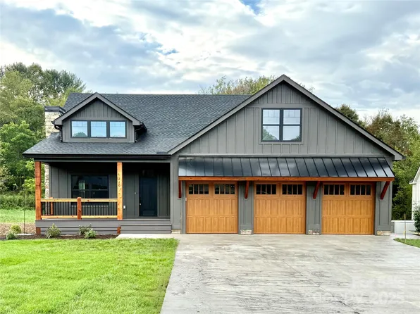 210 Mavrick Dr, Mills River, NC 28759