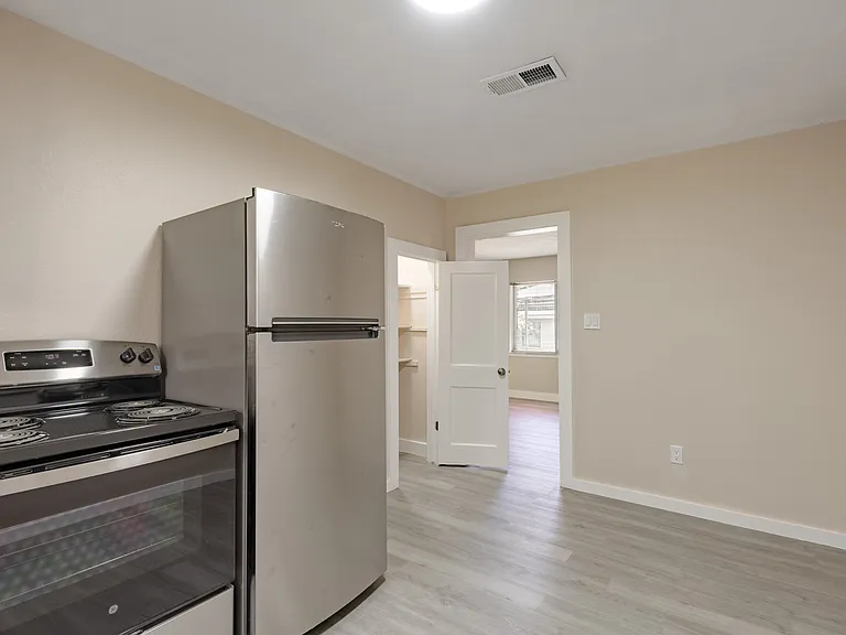 1107 W Dogwood St — Photo 3