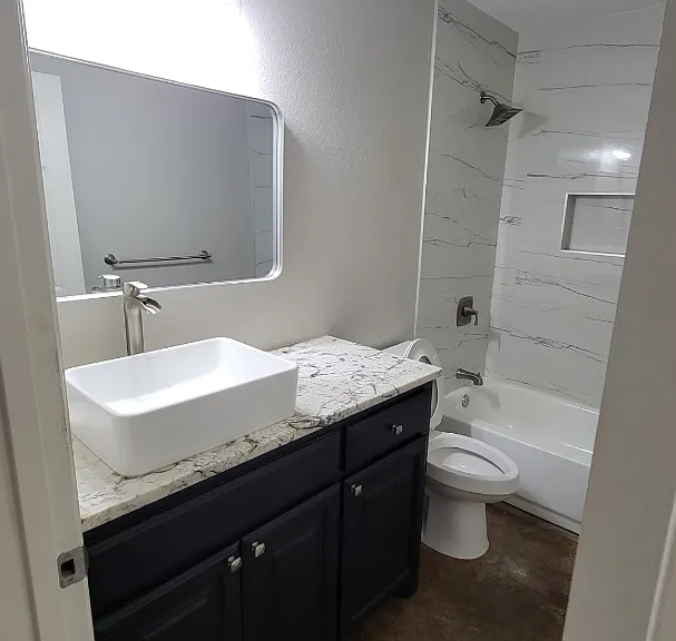 2424 W Walker St — Photo 2