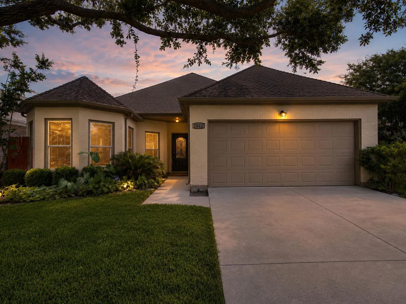 3 bed, 2.0 bath, 2288 sqft, $2,500 — Photo 2