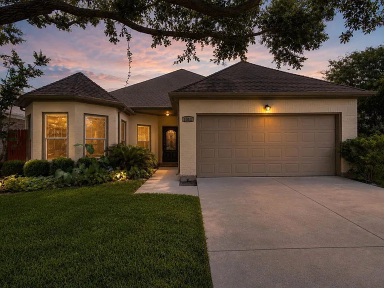 1811 Emerald Green Dr — Photo 2