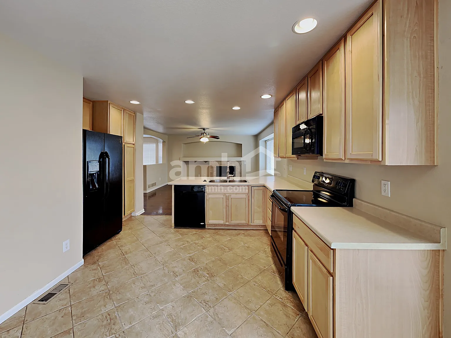 3 bed, 2.5 bath, 2101 sqft, $3,165 — Photo 3