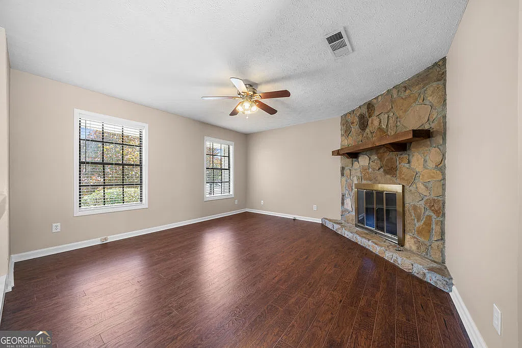 3 bed, 2.0 bath, 1230 sqft, $2,050 — Photo 3