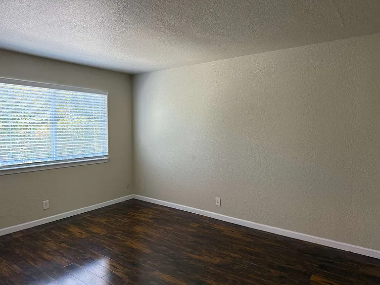 928 Ravenscourt Ave #2 — Photo 7