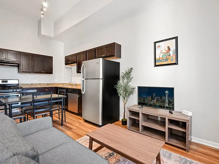 1812 S Throop St #1R — Photo 2