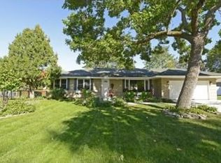 3545 Therese St, Deephaven, MN 55391