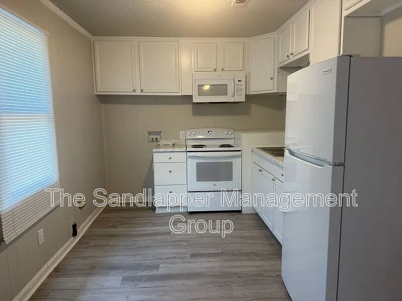 2 bed, 1.0 bath, 700 sqft, $1,600 — Photo 2