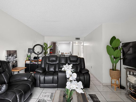 4th image of 20805 NE 8th Court #101-21