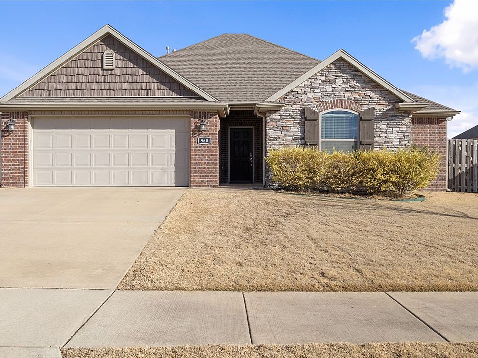 1st image of 960 Silverthorn Dr