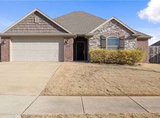 960 Silverthorn Dr, Centerton, AR 72719