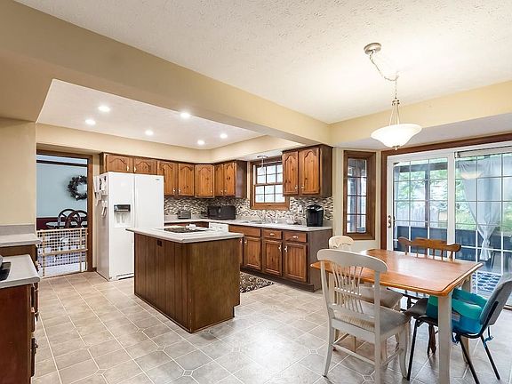 3rd image of 93 Spring Creek Dr