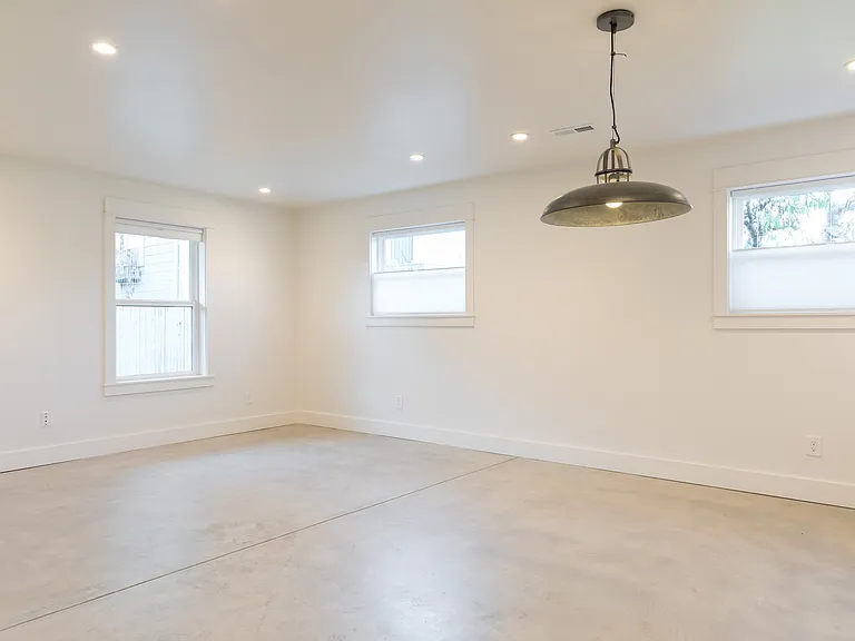 840 29th St — Photo 16