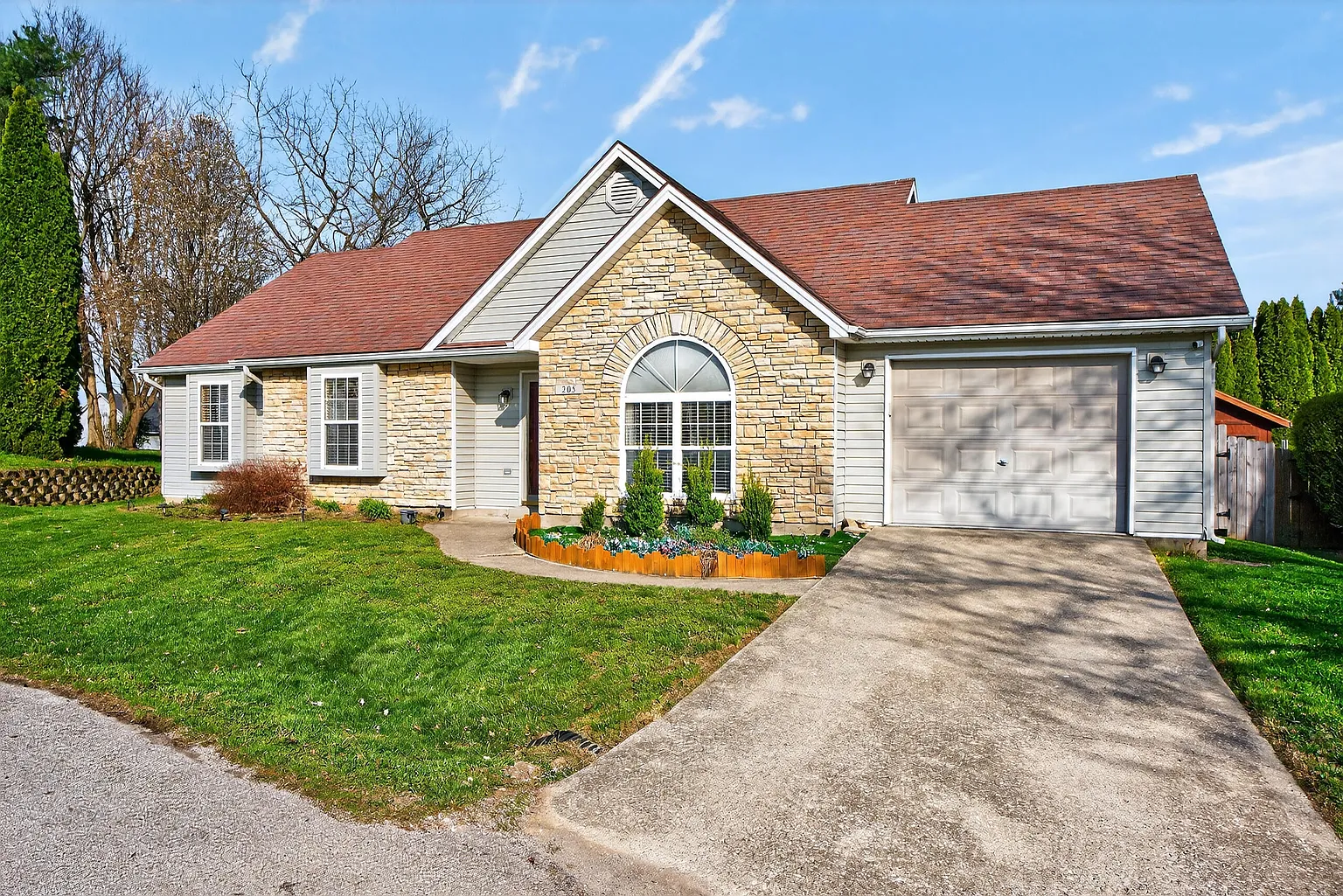 205 Horseshoe Ct photo 1