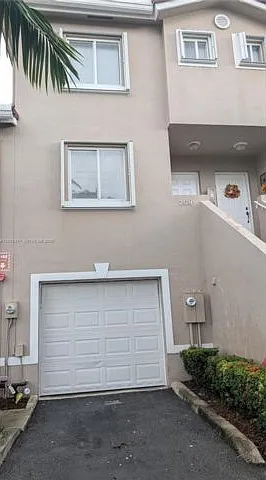 208 Riviera Cir — Photo 1
