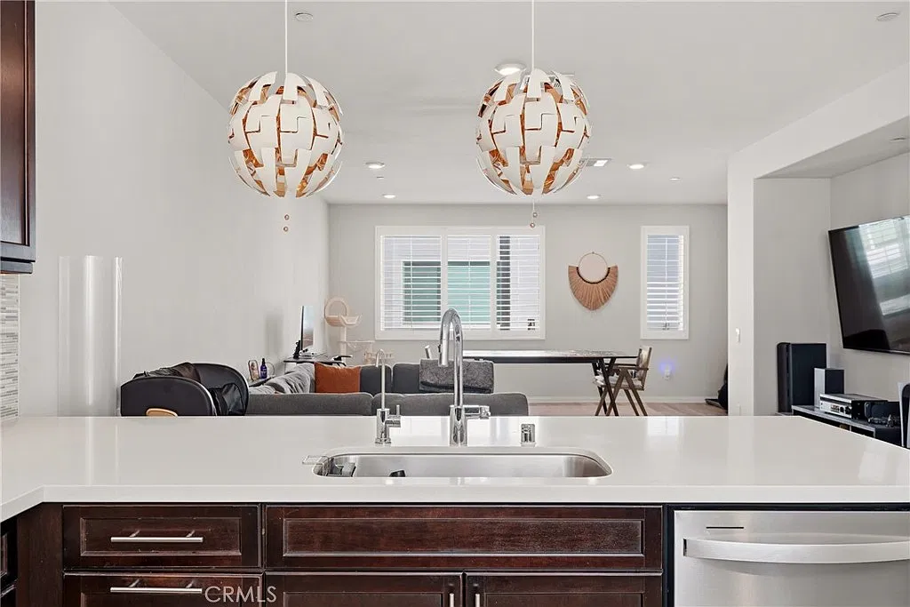 3 bed, 3.5 bath, 1920 sqft, $4,300 — Photo 3