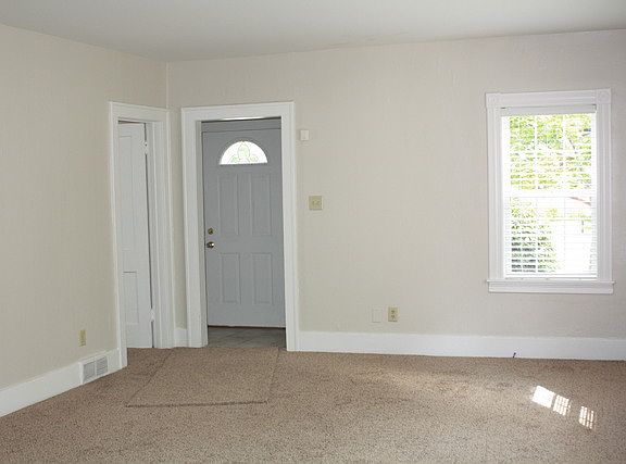 4th image of 425 S Park Dr