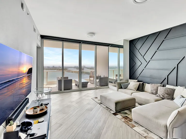 2020 N Bayshore Dr #3409 — Photo 3
