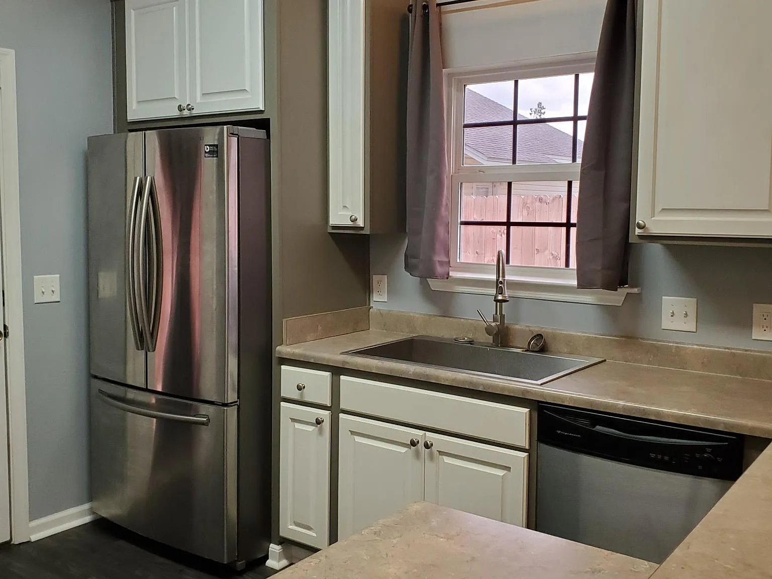 4 bed, 1880 sqft, $2,100 — Photo 2