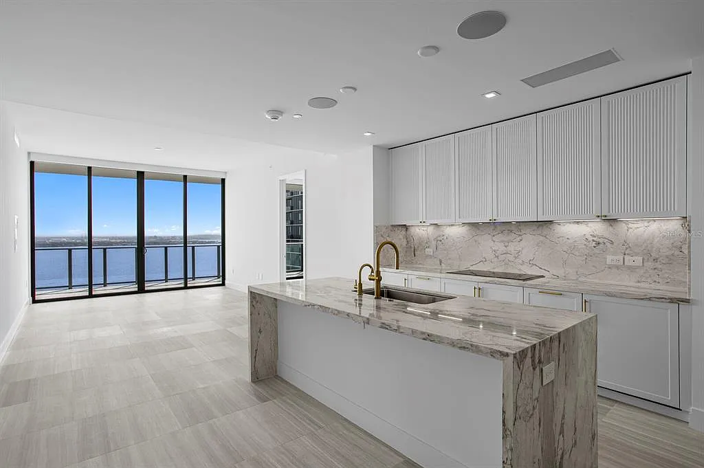 2 bed, 2.5 bath, 1960 sqft, $9,700 — Photo 3