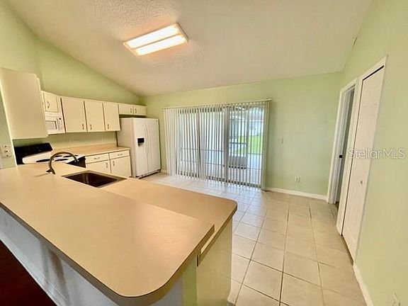 4th image of 8 Eton Ln #A