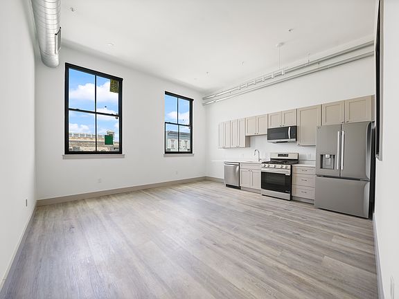 4th image of 684 Northampton St #980211c08