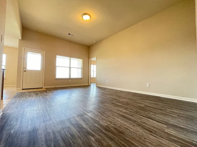 207 Dodge City Trl — Photo 8