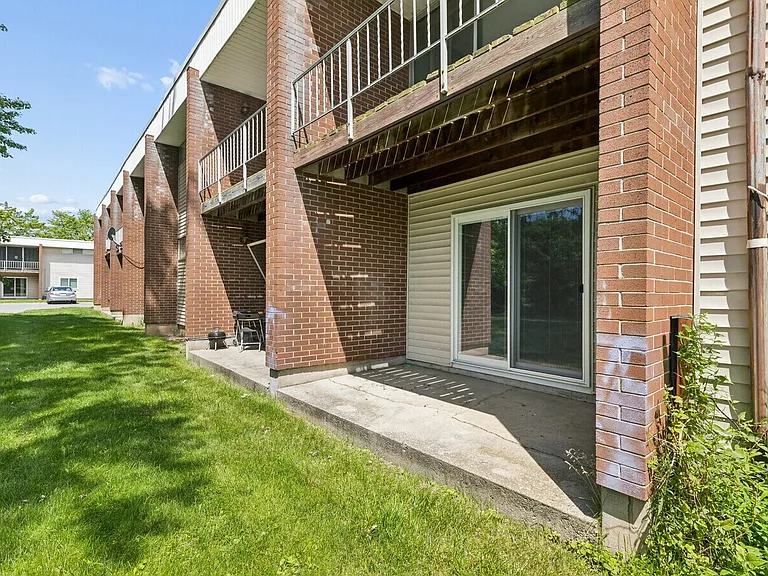 Amherst Manor Apartments — Photo 10