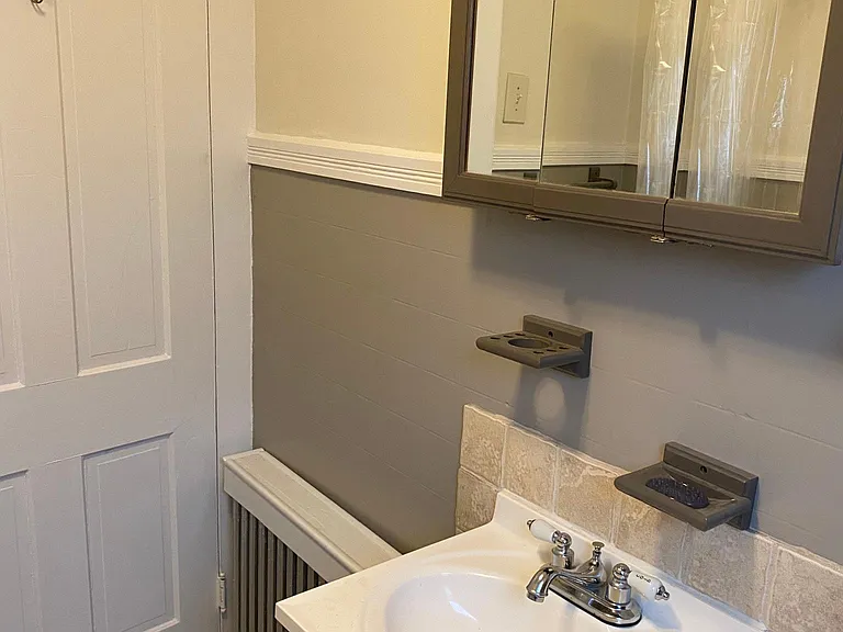 401 E Grove St — Photo 15