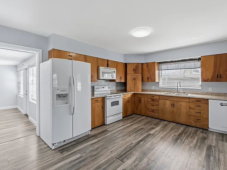 4220 Deleon St — Photo 5
