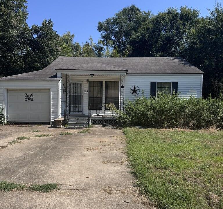 1st image of 809 Manila Dr