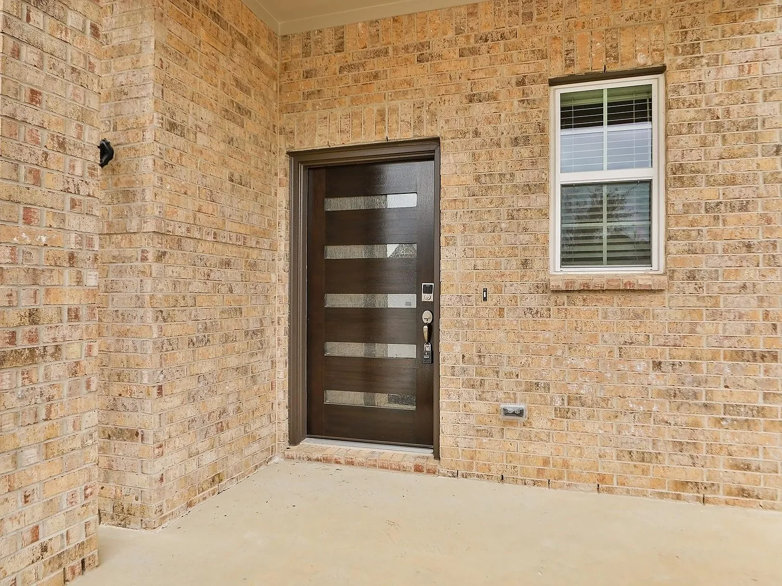 4 bed, 2.5 bath, 1991 sqft, $2,475 — Photo 2